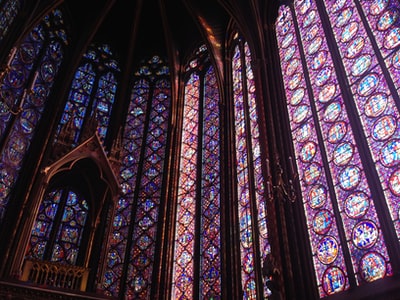 紫色的彩色玻璃的大教堂
